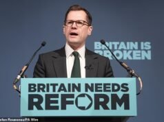 ‘Justo antes de que renunciara, los conservadores tuvieron un día libre y concluyeron que Gran Bretaña no está arruinada. Deben estar caminando por calles diferentes a las mías”, le dice Robert Jenrick a ANDREW PIERCE.