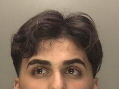 La policía inicia la búsqueda de un hombre de 21 años después de que una mujer de unos 20 años fuera encontrada con múltiples heridas de arma blanca