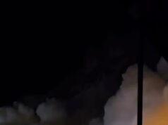 Sorprendente momento en que un pueblo alpino desaparece cuando una enorme avalancha envuelve edificios en segundos después de una ola de tormentas invernales