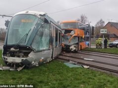 Los pasajeros reciben tratamiento por sus lesiones tras la colisión de un autobús y un tranvía: los viajes se convierten en un caos debido al cierre de carreteras