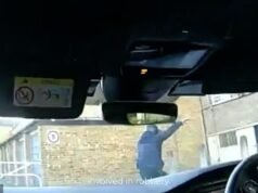 Momento dramático: el escuadrón interceptor de la policía Met derriba a los ladrones de teléfonos de sus ciclomotores antes de que puedan escapar