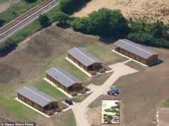 Los cuerpos de una niña de 15 años y un niño de 17 años encontrados en un parque de vacaciones, mientras la policía arresta a un hombre en conexión