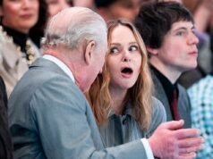 ¡ Mantén la calma y sigue adelante! El rey Carlos se ríe con Stella McCartney mientras se sienta en la primera fila de la pasarela de la Semana de la Moda de Londres el día que arrestan a Andrew.