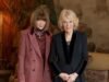 La reina Camilla posa junto a Anna Wintour al inicio de la Semana de la Moda de Londres pocas horas después del arresto de Andrew.