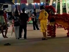 Momento en que la policía tailandesa disfrazada de dragón arresta a un ladrón