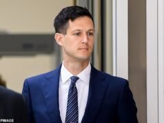 Político australiano acusado de abusar sexualmente de un niño en un baño