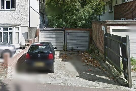 Una casa londinense que parece un ‘refugio nuclear’ sale al mercado por 950 000 libras esterlinas