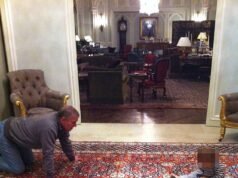 El avergonzado Andrew Mountbatten-Windsor juega con una pelota con un niño pequeño en Royal Lodge en 2011