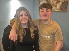 Se rinden homenajes a los “hermosos” chico de 17 años y chica de 15, que fueron encontrados muertos en un parque de vacaciones, mientras un hombre de 33 años es arrestado en relación con sus muertes.