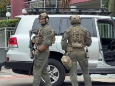 Escenas dramáticas en las que policías tácticos asaltan un aparcamiento subterráneo en Liverpool y arrestan a un hombre en la cercana Busby después de un aterrador allanamiento de morada.