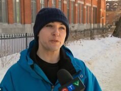 Activista no binario gana una compensación después de ausentarse del trabajo durante un año y medio debido al estrés porque el formulario de reserva en línea de la peluquería solo ofrecía cortes masculinos o femeninos.