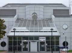 Un niño de tres años muere después de ser ingresado en el health center con “heridas graves”, mientras un hombre y una mujer child acusados de su asesinato.