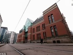 El marido comparece stake el tribunal acusado de drogar y violar a su esposa, y otros 12 hombres acusados de implicación