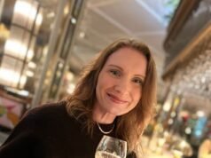 La policía inicia una investigación por asesinato después de que una madre de dos hijos “amable, desinteresada y leal”, de 47 años, muriera una semana después de haber sido gravemente herida en un ataque.