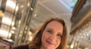 La policía inicia una investigación por asesinato después de que una madre de dos hijos “amable, desinteresada y leal”, de 47 años, muriera una semana después de haber sido gravemente herida en un ataque.