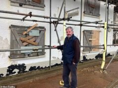 Los aldeanos aislados de la civilización después de que una tormenta destruyera la carretera costera exigen que se restablezca su “línea de vida” disadvantage el mundo exterior.