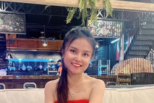 La ex esposa del fundador británico de ASOS dice que “yo no lo asesiné” después de que se cayera del balcón de su lujoso apartamento en Tailandia