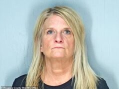 Una maestra de escuela primaria, de 58 años, es arrestada y “admite tomar COCAÍNA regularmente en el trabajo”