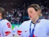 Las jugadoras canadienses de hockey femenino se vuelven virales por sus divertidas reacciones a los juguetes de peluche en la ceremonia de entrega de medallas olímpicas.