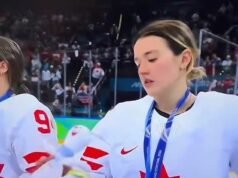 Las jugadoras canadienses de hockey femenino se vuelven virales por sus divertidas reacciones a los juguetes de peluche en la ceremonia de entrega de medallas olímpicas.