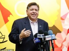 La respuesta malhablada del asesor de Trump después de que JB Pritzker enviara al presidente una ‘factura’ de 8 600 millones de dólares por la choice arancelaria