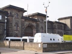 A los presos se les dan despertadores para que puedan ser despertados suavemente cada mañana, en lugar de que los agentes los despierten sobresaltados golpeando las puertas de las celdas.