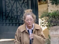 La afligida viuda de Eric Dane, Rebecca Gayheart, panorama por primera vez desde la muerte del star mientras sus amigos lanzan GoFundMe de 250 000 dólares para apoyar a las dos hijas de la pareja.