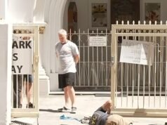 Un hombre es acusado de un delito de odio tras supuestamente estrellar una Toyota Hilux converse una sinagoga