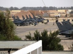 Señal escalofriante del ‘inminente’ ataque de Trump a Irán mientras más de 60 aviones de combate estadounidenses pululan por una base militar clave