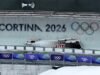 Conductor de bobsleigh hospitalizado en los Juegos Olímpicos de Invierno después de un aterrador accidente durante una last de cuatro hombres; el evento se retrasó más de 20 minutos mientras recibía atención médica urgente