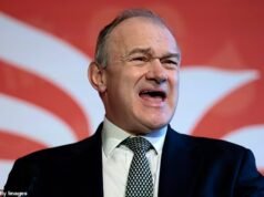 Ed Davey ataca a Nigel Farage diciendo que Reform “comparte la admiración de Trump por Putin” mientras el líder liberal demócrata intenta animar a su partido