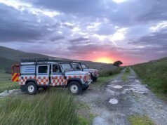 Se encuentran dos cuerpos en Snowdonia en busca de hombres desaparecidos, de 19 y 20 años, mientras el equipo de rescate de montaña lucha contra la nieve y el hielo.