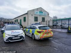 Un adolescente es asesinado a puñaladas frente a una mezquita y otros dos resultan heridos en un ataque durante el Ramadán