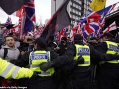 La policía arresta a seis mientras estalla la violencia entre la primera marcha de extrema derecha de Gran Bretaña y los contramanifestantes