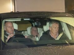 Ahora lo ves, ahora no: nuevas fotos vergonzosas muestran a Andrew tratando de esconderse del fotógrafo mientras la policía se lo lleva.