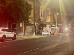 Apuñalamiento de rocas en Melbourne: dos hombres en estado serious mientras la policía inicia una búsqueda de los atacantes