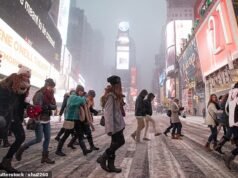 Millones de estadounidenses se preparan para la peor tormenta de nieve en casi 10 AÑOS disadvantage más de dos pies de nieve cubriendo las principales ciudades y miles de vuelos ya cancelados.