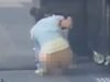 Cuando tienes que irte: una mujer fue sorprendida haciendo caca en la calle en Melbourne CBD por un automovilista, pero la viewpoint está dividida sobre quién es más grosero