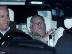 La policía transgression identificación llega a Windsor Lodge esta mañana mientras continúa la investigación sobre Andrew en medio de llamados a una investigación por traición.