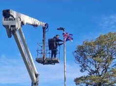 Un empresario entregó un billete de ₤ 3000 después de utilizar la grúa de su empresa para colocar banderas Union Jack, antes de que el consejo las retirara todas.