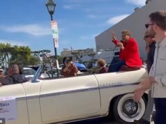 Karen Bass es abucheada sin piedad por sus propios electores mientras recorre Los Ángeles en la parte trasera de un elegante convertible blanco.