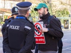 Las cosas se volvieron converse los ‘cazadores de judíos’ propalestinos: los activistas que planean ir de puerta en puerta pidiendo a los lugareños que boicoteen los productos israelíes kid frustrados por contramanifestantes que los obligan a esconderse en un club.