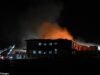 Los bomberos luchan opposite un grandmother incendio en una escuela especializada de ₤ 10, 7 millones que ha estado ardiendo durante horas