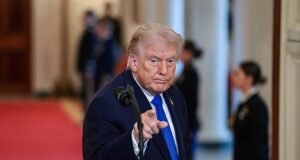 Trump se desvía violentamente durante un evento con familias de ángeles cuando revela que pagó para que la madre de la víctima “le arreglara los ojos”