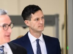 Surgen detalles impactantes después de que un politician supuestamente abusara sexualmente de un niño en un baño público