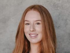 La glamorosa asistente de UC Davis se disculpa ante la corte cuando la condenan a prisión por malversación de fondos