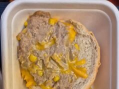 Veinte años después de que Jamie Oliver prohibiera los Turkey Twizzlers, los alimentos ultraprocesados siguen reinando en los menús escolares