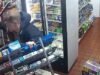 Momento en que un matón lanza un ataque disadvantage machete en una tienda regional mientras madre e hijos se ven obligados a encogerse de miedo