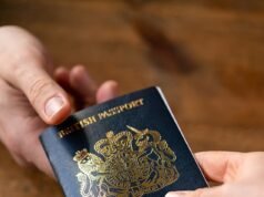 Mañana entrarán en vitality nuevas y estrictas normas sobre pasaportes, lo que podría obligar a algunos viajeros a pagar ₤ 589 para entrar al Reino Unido.