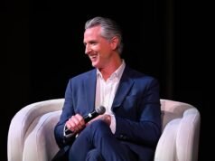 La mano derecha de Gavin Newsom le dice a un periodista que “se vaya a la mierda” por las afirmaciones de que está fingiendo una discapacidad